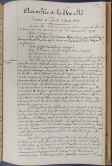 <em>Source Archives nationales, cote AJ/16/1799.</em></br></br>
<strong>Si l’entrée en guerre des Etats-Unis aux côtés des pays de l’Entente marque un tournant dans le conflit, le fait qu’elle soit décidée par un président – Woodrow Wilson – juriste de formation et qui fait référence explicitement à la guerre du Droit est un appel d’air pour les facultés de droit de tous les pays alliés. Ainsi, à l’initiative du doyen Larnaude, un projet d’adresse au Président Wilson est rédigé pour être signé par l’ensemble de ces facultés.</strong>
</br></br><p style="font-size: 0.95em;">
Transcription : « Assemblée de la Faculté</br>Séance du jeudi 7 juin 1917</br>La Faculté s'est réunie aujourd'hui, à quatre heures et demie sous la présidence de M<sup>e</sup> Larnaude, doyen.</br>Étaient présents :</br>MM. Jobbé-Duval, Le Poittevin, Weiss, Leseur, Jay, Berthélemy, Fernand Faure, Souchon, Fournier, Capitant, Hitier, Meynial, professeurs,</br>Rist, Joseph Barthélemy, agrégés</br>Lévy-Ullmann, chargé des fonctions d'agrégé</br>Et Chapuis, secrétaire.</br>Le procès-verbal de la précédente séance est lu et adopté.</br>Communications diverses</br> M<sup>r</sup> le Doyen fait connaitre à l'Assemblée que les Facultés de Droit de province, ainsi que les professeurs de droit des Universités des pays alliés, italiens et anglais, ont adhéré au projet d'adresse au président W. Wilson et ont approuvé le texte. En l'absence de M<sup>r</sup> le Doyen, M<sup>r</sup> Le Poittevin s'est rendu auprès de l'ambassadeur des États-Unis pour lui communiquer le texte de l'adresse arrêté par la Faculté de Droit de Paris. Le texte a eu la pleine approbation de l'Ambassadeur qui a assuré à M<sup>r</sup> Le Poittevin que le président W. Wilson serait très sensible aux sentiments exprimés par les professeurs de droit des nations alliées. L'adresse a été cablée au président et M<sup>r</sup> le Doyen va demander à l'Ambassadeur l'autorisation de la publier dans les journaux. »</br></br> </p>