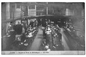 <p style=padding: 1.5em><em>Source Bibliothèque Cujas, cote ARCHIVES 292-17.</em></br></p>
<strong>
Main room of the Paris Faculty of Law library between 1878 and 1898, built by architect Ernest Lheureux.</strong>