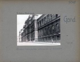 <p style=padding: 1.5em><em>Source fonds des album Valois, VAL 482/031, coll. La contemporaine</em></br></p>
<p><strong>Dans le cadre du Royaume‑Uni des Pays‑Bas, la restructuration de l’enseignement supérieur qui s’opère avec la loi du 25 septembre 1816 conduit à l’établissement de l'université d’État de Gand en 1817.</strong></p>