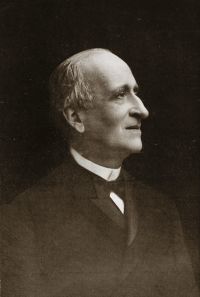 Book 1, Paris : Les Éditions internationales, 1932.
<em>Source: Cujas library, class. no 44.261-1.</em></br>
</br>
<strong>Louis Renault (1843-1918) is the founding father of the French tradition of international public law. He became the holder of the chair of international law at the Paris Faculty of Law in 1881 and was awarded the Nobel Peace Prize in 1907. The war gave him even greater visibility.</strong>
