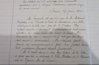 <p style=padding: 1.5 em><em>Source Archives nationales, cote AJ/16/2589.</em></p>
</br>
<strong>L’Université de Paris, après des sollicitations d’étudiants français prisonniers en Allemagne, engage des négociations avec les universités suisses pour mettre en place une forme de patronage moral, intellectuel et une assistance matérielle. Ce soutien permet aux étudiants prisonniers d’envisager une forme de poursuite d’études, dans la mesure compatible avec leur situation. Il perdure tout au long de la guerre.</br>
La délibération présentée ici marque une étape fondamentale dans la construction de cette assistance avec la mise en place de l’Œuvre universitaire des étudiants prisonniers de guerre. Organisée en comités, celui de Paris est présidé par le doyen de la faculté de Droit, Ferdinand Larnaude, à qui l’on confie le soin d’organiser les relations avec les divers comités suisses.</strong>