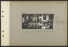 <p style=padding: 1.5em><em>Source La Contemporaine, cote VAL 354/048.</em></br></p>
<strong>Am 17. Juni 1917 machte ein Fotograf des "Service géographique des armées" (Geographische Verwaltung der Armee) eine Fotoreportage über die Rechtsfakultät Paris', um sie in dem von Emile Durkheim geleiteten Buch über das Universitätsleben in Paris zu veröffentlichen. Diese und die vorherige Fotografie stammen aus der Serie.</strong>
