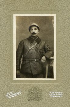 <p style=padding: 1.5em><em>Source archives départementales de la Haute-Garonne, cote ADHG 3160W247, p. 283.</em></br></p>
<strong>Fernand Bastide, geboren am 18. Juli 1891, promovierte in Toulouse in Rechtswissenschaften und wurde Anwalt am Berufungsgericht von Toulouse. 1914 wurde er mobilisiert und am 13. Mai 1915 verwundet. Während seiner Genesung wurde er durch einen Brief von Professor Cézar-Bru darüber informiert, dass seine Dissertation (<em>Etude théorique et critique de la délégation en droit pénal français et les commissions rogatoires</em>) von der Académie de législation de Toulouse mit einer Silbermedaille ausgezeichnet worden war. Er kehrte an die Front zurück, insbesondere 1917 in die Aisne und 1918 an die Somme. Im Januar 1919 wurde er dem Justizministerium als Militärattaché zugeteilt, danach setzte er seine Karriere in der Justiz fort und wurde Generalanwalt in Paris. Er starb am 24. November 1948.</strong>