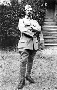 <p style=padding: 1.5em><em>Source Archives municipales de Lyon, Fonds Paul Lintier, cotes 28 II6 et 28 II7</em></br></p>
<strong>
Paul Lintier wurde am 13. Mai 1893 als Sohn des Bürgermeisters von Mayenne geboren. Er studierte an der Rechtsfakultät in Lyon, wo sein Onkel Edouard Lambert Professor war. Während seines Studiums hegte Paul Lintier literarische Ambitionen. Als der Krieg ausbricht, kommt er der Einberufung zuvor und geht an die Front. Er sieht in diesem Ereignis die Gelegenheit, sein Talent auszuüben und zu enthüllen. Seine Notizen aus dem Krieg wurden in zwei Büchern veröffentlicht, die im Folgenden vorgestellt werden.<br>
Am 15. März 1916 wurde Paul Lintier durch einen Granatsplitter getötet. Obwohl seine Werke nicht so erfolgreich wie die von Dorgelès, Barbusse oder Genevoix wurden, machten sie ihn zu einem viel beachteten Schriftsteller.<br>
In Lyon wurde eine Straße nach ihm benannt.</strong>