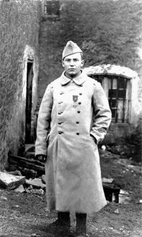 <p style=padding: 1.5em><em>Source Archives départementales du Rhône</em></p>
<strong>
René Lambert war der älteste Sohn von Professor Edouard Lambert und studierte an der Rechtsfakultät in Lyon, als er 1916 zum Militärdienst einberufen wurde. Wie sein Cousin Paul Lintier und viele seiner Kameraden kam auch er nicht aus dem Krieg zurück. Im Juni 1918 wurde er als vermisst gemeldet.</br>
Seine Tagebücher, in denen er seine Kriegserfahrungen festhielt, sowie seine Korrespondenz sind ein aufschlussreiches Zeugnis über das Leben der Studenten in der Armee. Wir bieten Ihnen im Anschluss an dieses Porträt Auszüge daraus an.</strong>