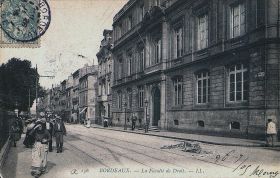 <p style=padding: 1.5><em>Source: Bordeaux Library.</em><br></p>
<strong>
After a long administrative struggle, the city of Bordeaux obtained the authorization to open its faculty by the decree of December 15, 1870. But the construction of the building, led by the architect Charles Burguet, also encountered numerous difficulties. The building of the Bordeaux Faculty of Law was finally inaugurated on November 20, 1873.</strong>
