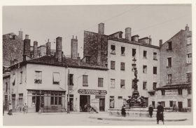 <em>Source <a href="https://numelyo.bm-lyon.fr/f_view/BML:BML_01ICO001014cd0096ee2447" target="_blank" rel="noopener">Bibliothèque municipale de Lyon</a></em>
<br><br>
<strong>The Catholic Faculty of Law in Lyon opened its doors in November 1875 at 4bis Place Saint-Michel, now Place Antoine Vollon, on the site of the P. Bourdin bistro and coal yard, and the building behind it. It comprised a staff room, a lecture hall, a study room, an office, two lecture theaters, and a small library.</strong>