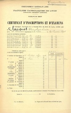 <em>Source Archives de l’université catholique de Lyon</em>
<br><br>
<strong>Claire Jacquet ist neben Victorine Héritier und Andrée Girod eine der ersten drei Studentinnen der katholischen Rechtsfakultät von Lyon. Wie Andrée Girod ist sie als Studentin eingeschrieben und schließt ihr Studium 1919 mit der Note „gut” ab, womit sie besser abschneidet als ihre männlichen Kommilitonen.</strong>